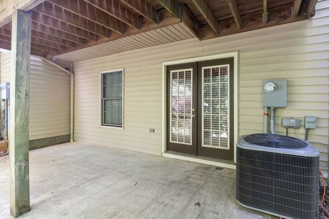 Building Photo - Spacious Townhouse with Basement in Farmvi...