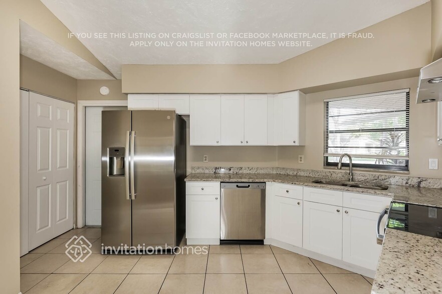 Building Photo - 1726 Lk Crst Ave