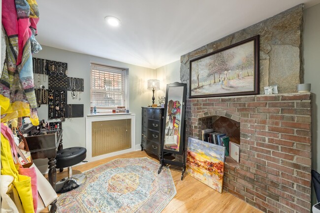 Building Photo - 251.5 York St