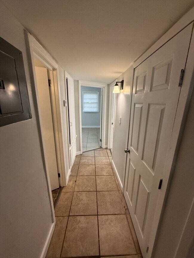 Building Photo - 2748 Woodside Dr