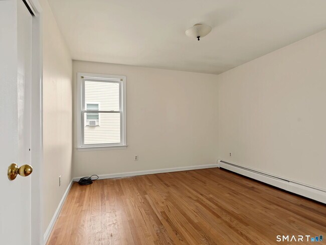 Building Photo - 108 Kenwood Ave