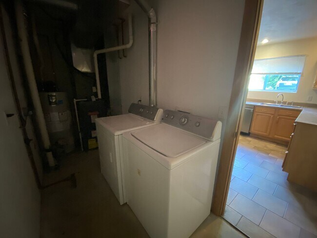 Building Photo - 1118 Lafayette - 4 Bed/4.5 Bath Unit Near ...