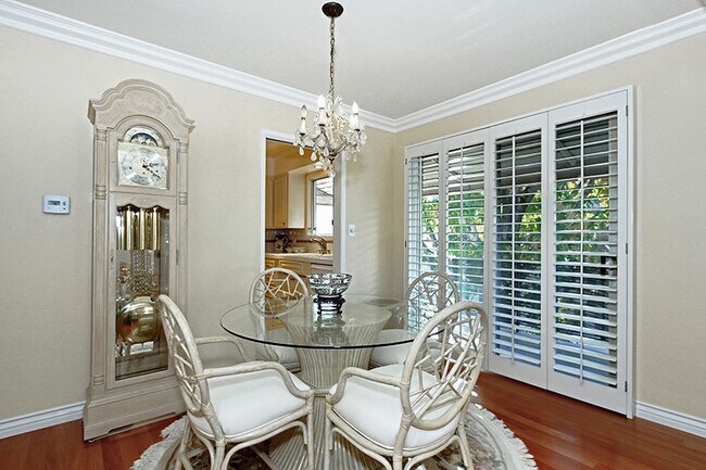 Dining Area - 1233 N Columbus Ave