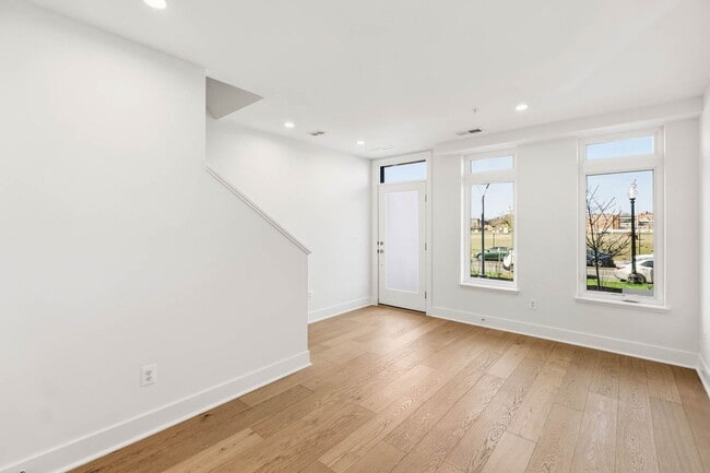 Building Photo - Bloomingdale Townhome | 3 Bed + Den | 3.5 Bath | 1,800 Sf | Large Private Rooftop Deck & Balcony ...