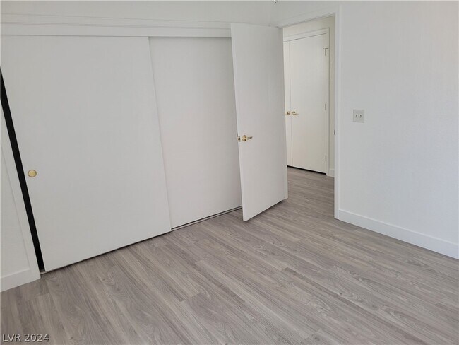 Building Photo - 9605 Sundial Dr