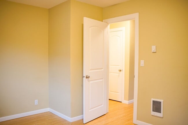 Building Photo - Corner 1-Bed w/ Off-Street Parking!