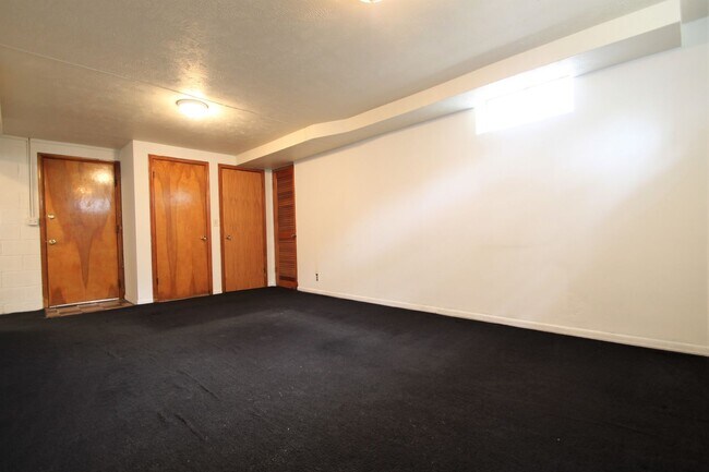 Building Photo - 3 Bedroom / 2 Bath Home AVAILABLE NOW!