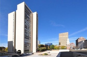 Building Photo - Parkville Management