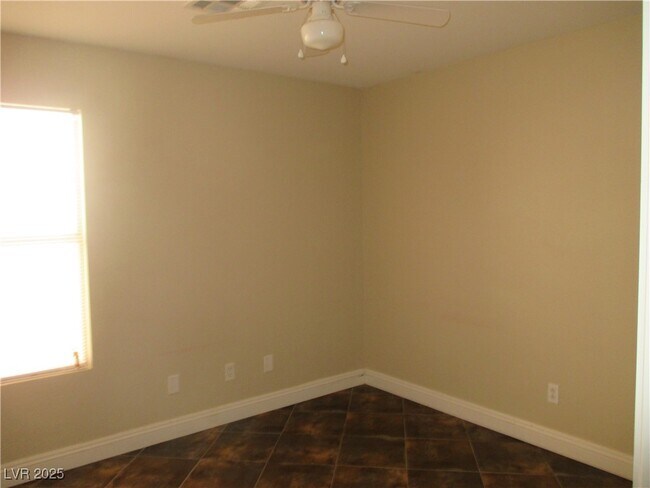 Building Photo - 10530 Lilac Tree Ave