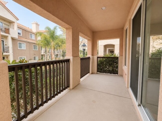 Building Photo - 910 Camino De La Reina