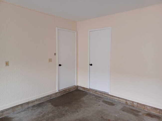 Building Photo - 582 Moull St