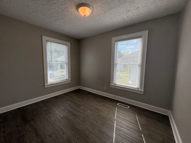 Building Photo - Two Bedroom Cottage!