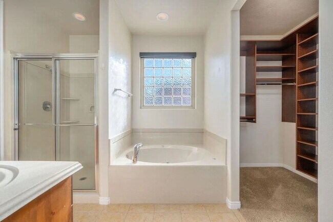 Building Photo - This beautiful Gem is ready for you to move into now.  Stunning views, spacious floor plan. Call ...