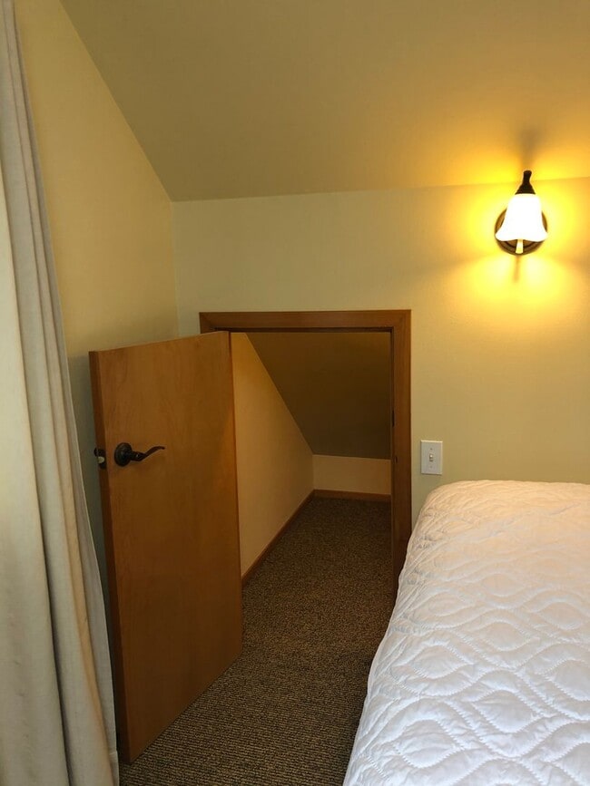 Building Photo - Location! Location! Your fully furnished Cairn Cottage is located in Coupeville! $200 MOVE IN CRE...