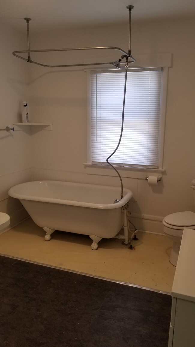 CLAW TUB\SHOWER - 2434 N 4th St