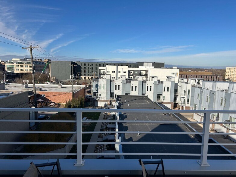 Building Photo - 212 E 14th St