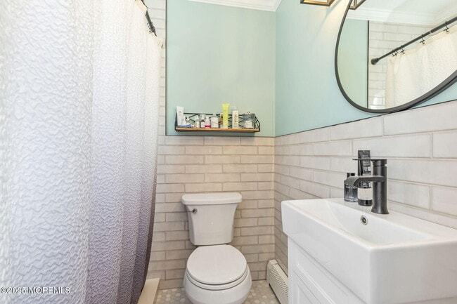 Building Photo - 353 Main St