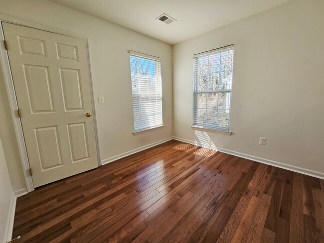 Building Photo - 618 Rainier Rd