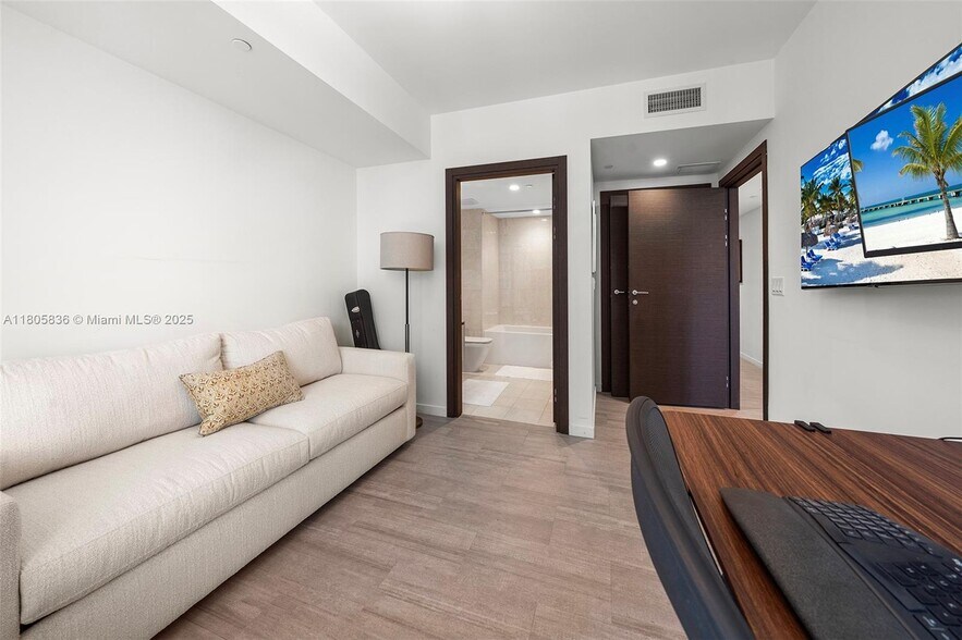 Building Photo - 1000 Brickell Plz