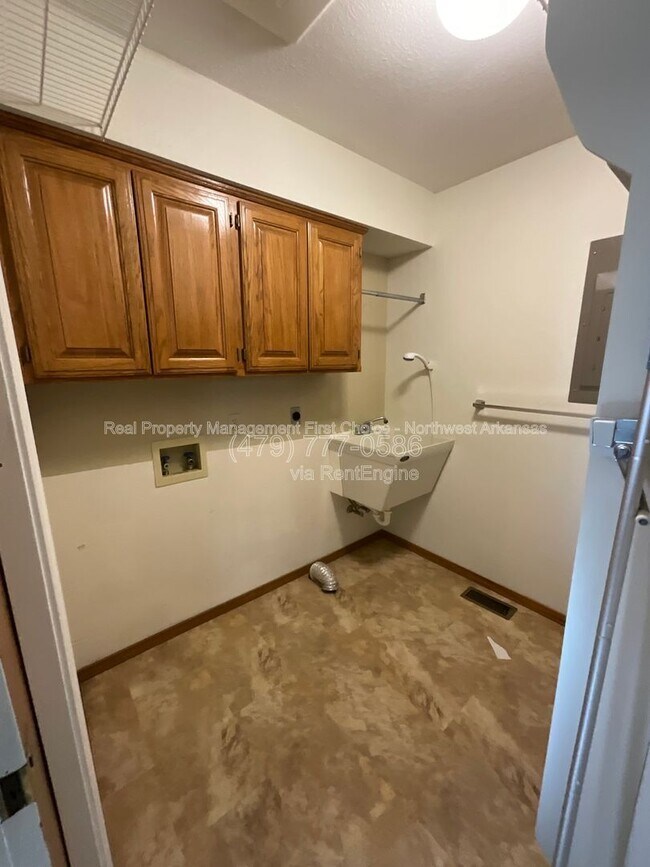 Building Photo - 12 Sunderland Dr