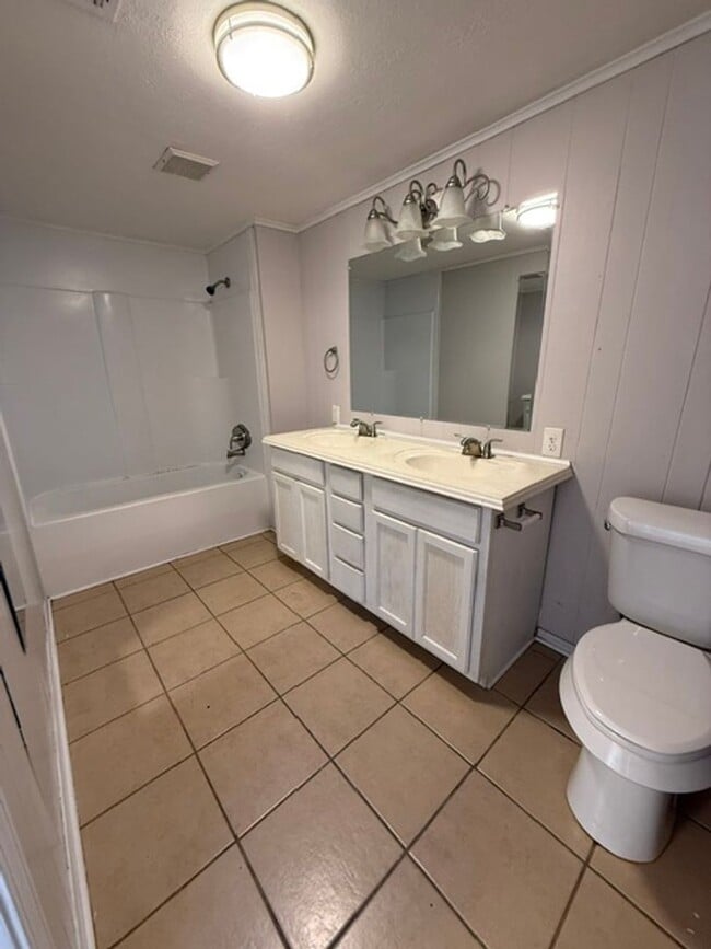 Building Photo - Simple & Comfortable 3 Bedroom Home in Iowa, LA with Large Yard!