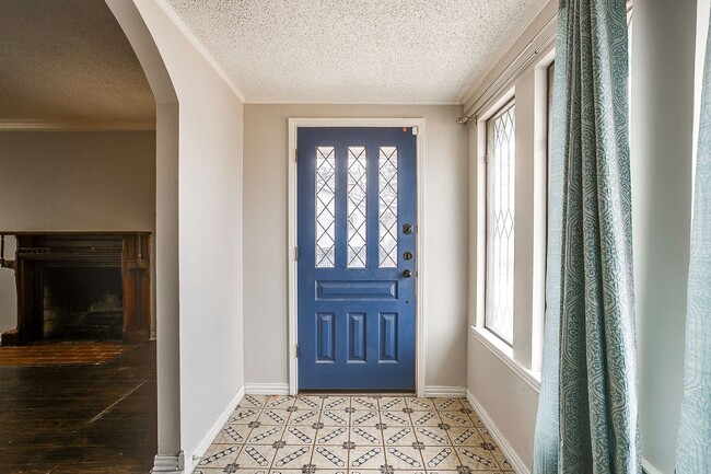 Building Photo - Amazing Historic 1940's Home in Original Cleburne- 4 Bed- 3 Bath w/ Multiple Living Areas- 76033