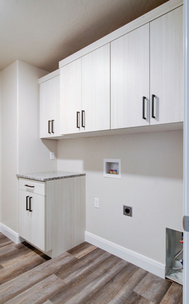 Building Photo - Brand new 3 bedroom, 2.5 bath townhome in Cedar City