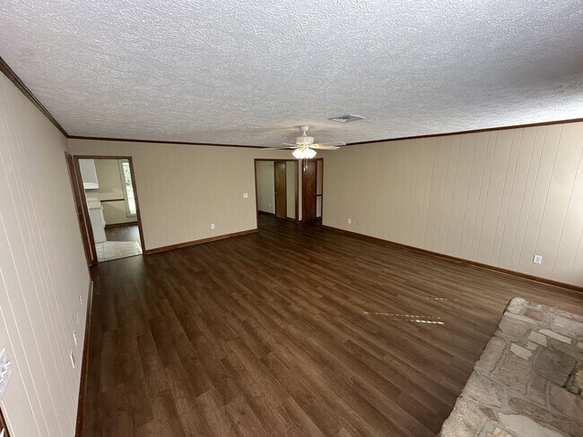 Building Photo - Single Family home in Greenhill Area!