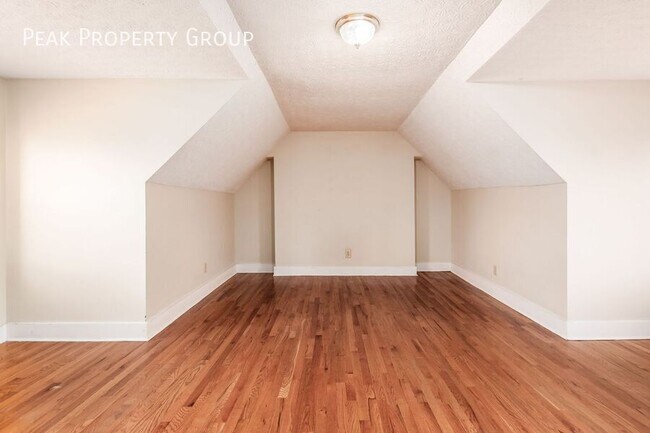 Building Photo - 1369-1371 Summit Street-1371 Summit Street