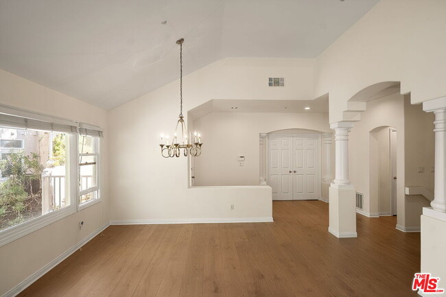 Building Photo - 604 Palisades Dr