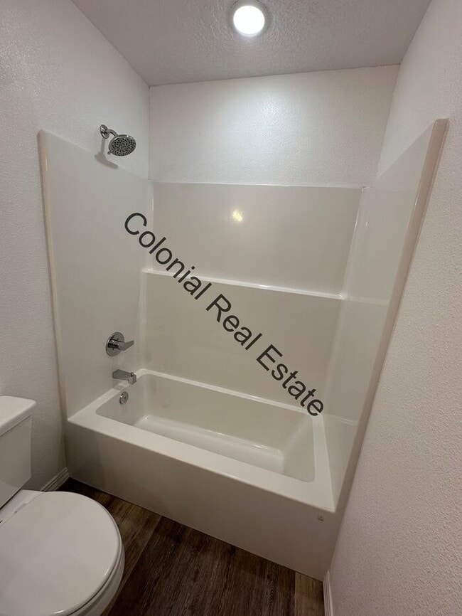 Building Photo - Updated and spacious 2 bedroom 1 bathroom ...