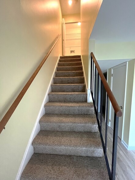 Stairs Up - 1035 Willow Green Dr