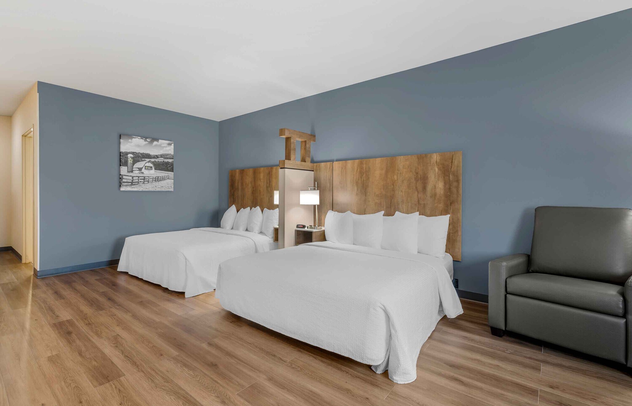Building Photo - Furnished Studio-Phoenix - Chandler - Airport