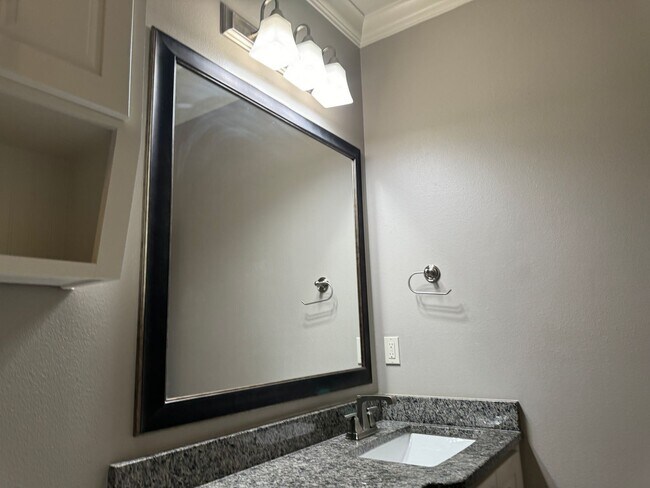 Building Photo - Gated community with community POOL!!!!