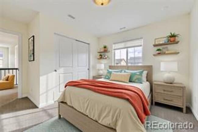 Building Photo - Spacious 3 bed 3 bath 2-story comfortable ...