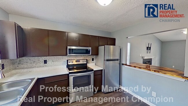 Building Photo - Charming 2BD/2 BA End Unit Townhouse w/Fireplace and Fenced Backyard