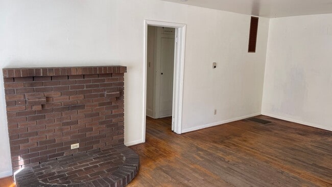 Building Photo - VIDEOTOUR: Want To Live Near Downtown Bend? Adorable Cottage Available Soon! PETS WELCOME