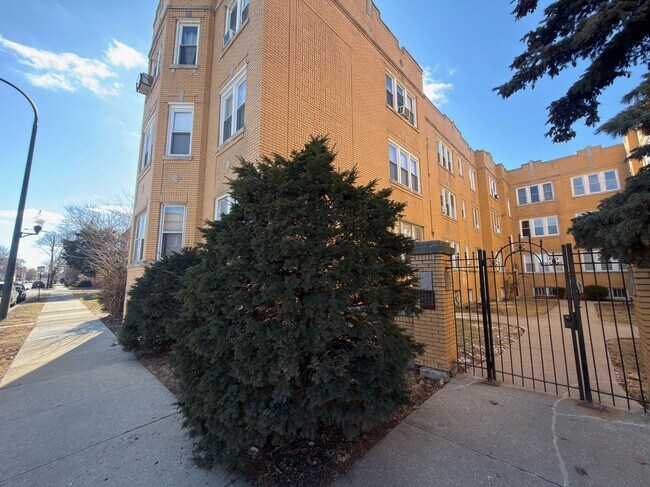 Building Photo - 2946 N Laramie Ave