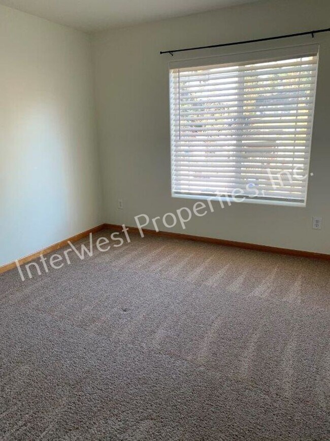 Building Photo - FLIK01-OPM