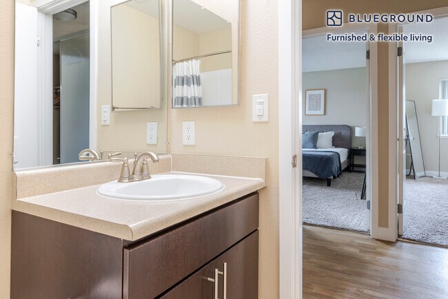 Building Photo - 950 E Hillsdale Blvd