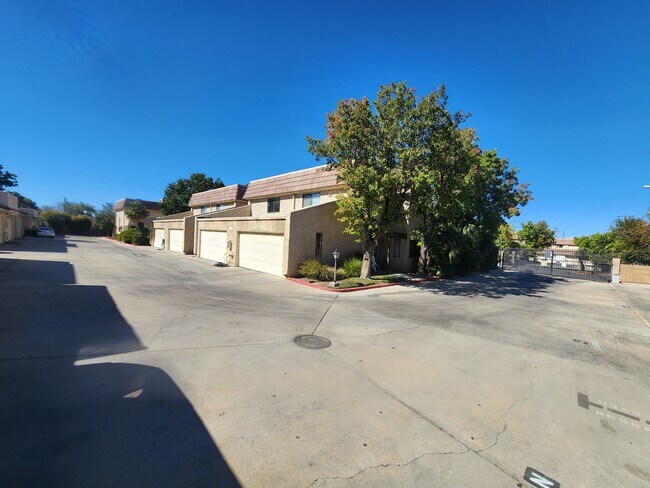 Building Photo - 424 W Avenue J5