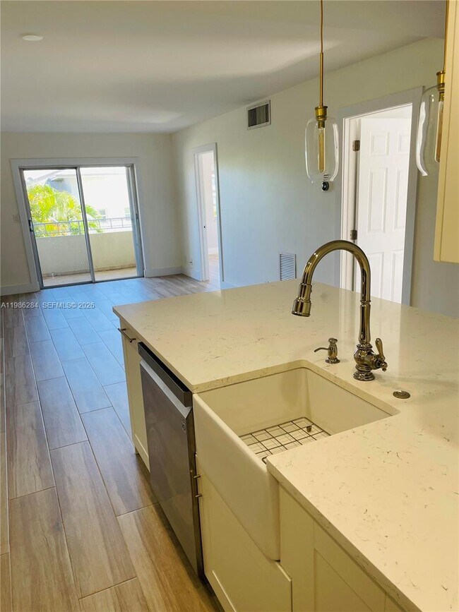 Building Photo - 900 NE 18th Ave