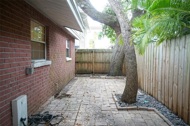 Building Photo - 813 S Fremont Ave