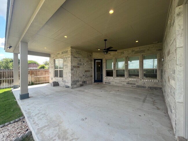 Building Photo - 4815 Viewcrest Rd