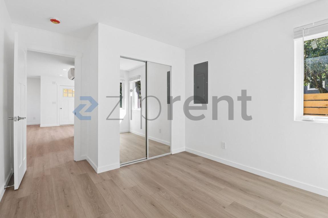 Building Photo - Unit