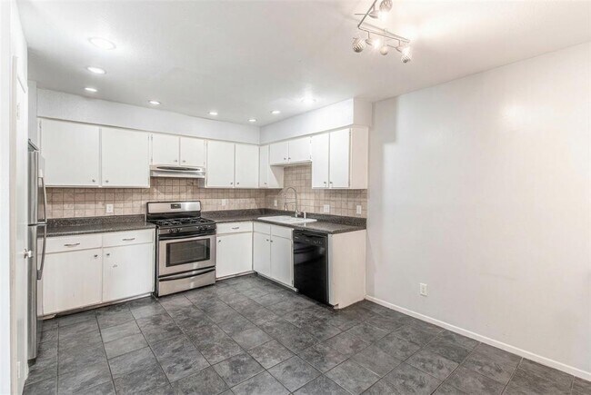 Building Photo - 8206 Exmoor Dr