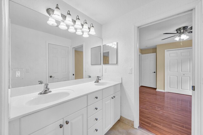 Building Photo - 729 SW Sardinia Ave