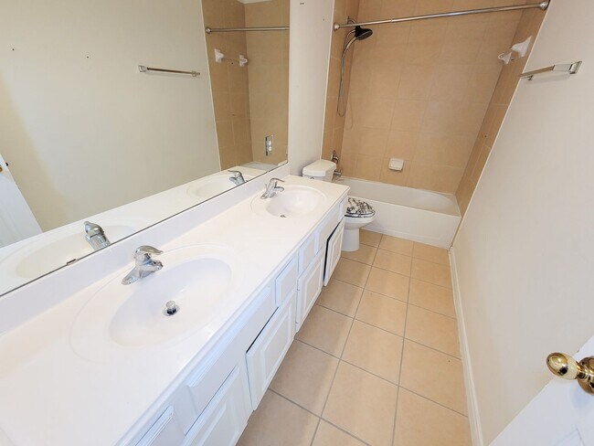 Building Photo - Fantastic looking 4 bedroom and 2 bathroom home in a great neighborhood nestled in the heart of S...