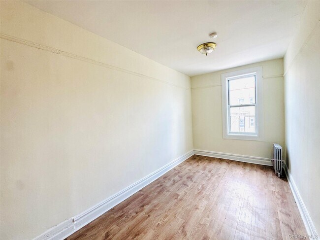 Building Photo - 279 Schaefer St