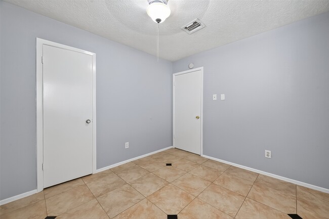 Building Photo - 1842 Freshmeadow Dr